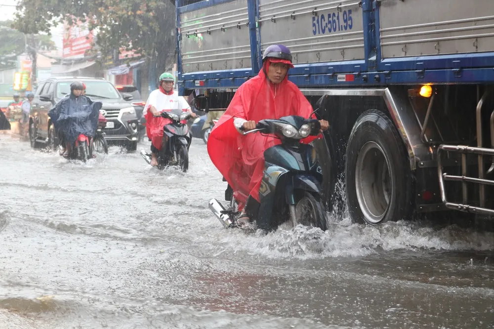 Nhọc nhằn di chuyển trong mưa chiều 7-11 ảnh 5 Nhọc nhằn di chuyển trong mưa chiều 7-11 ảnh 5
